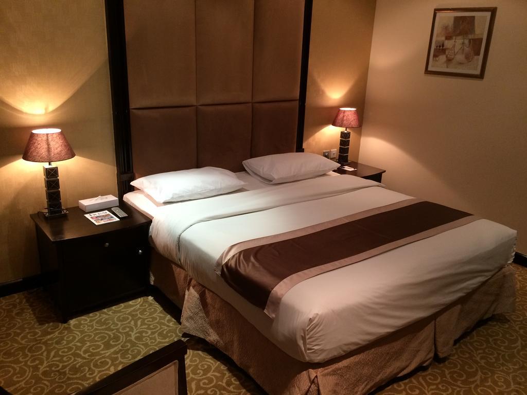 London Suites Hotel Дубай Экстерьер фото